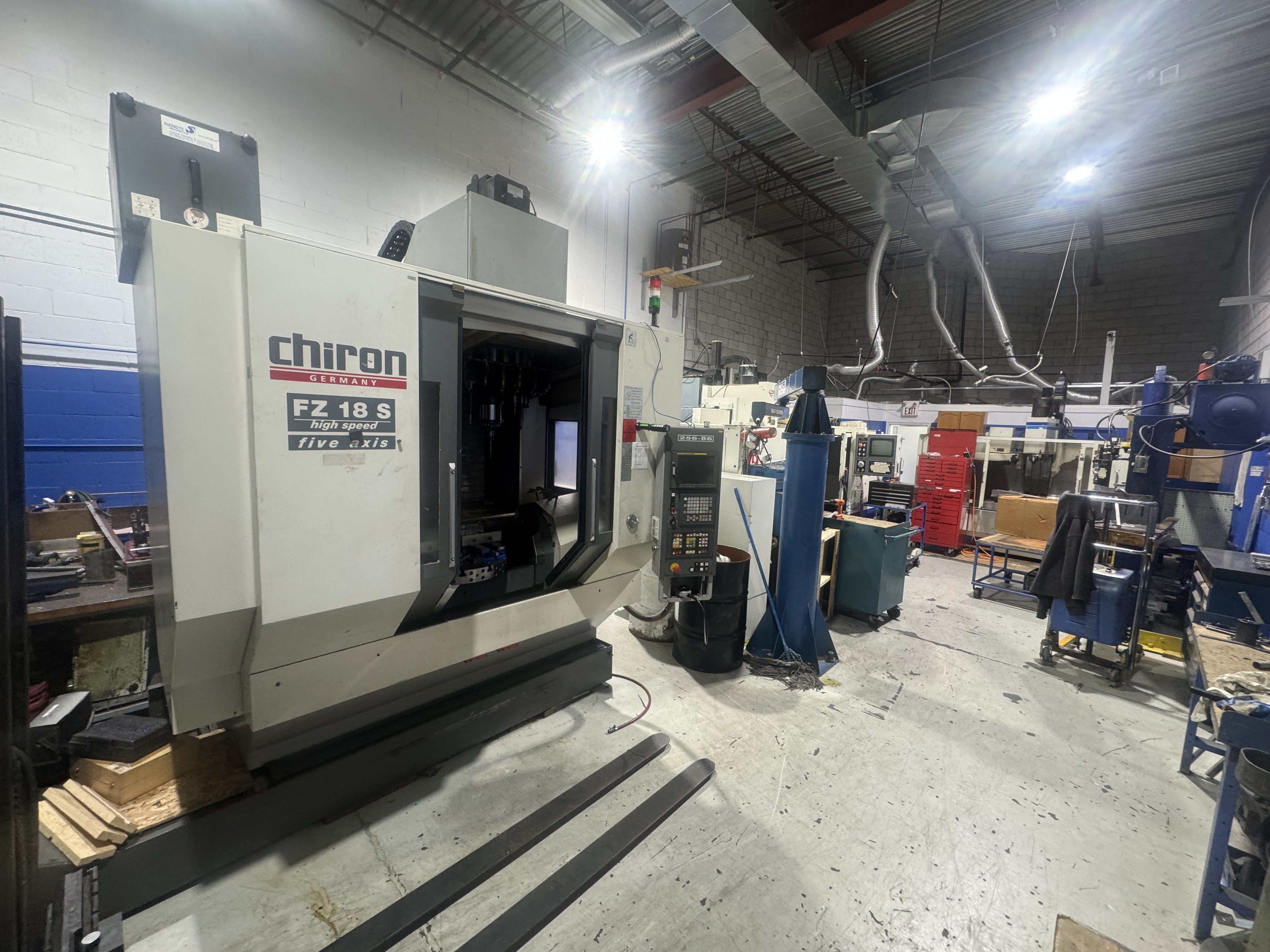 Micwel Machining shop floor with a Chiron FZ 18 S five-axis machining center