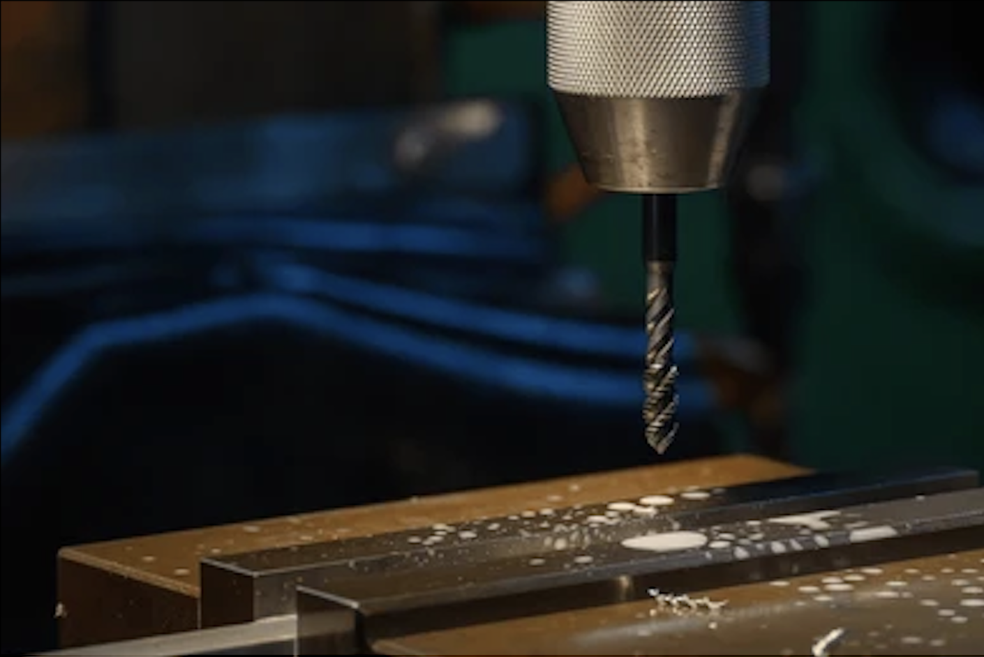 Tapping process on a metal plate